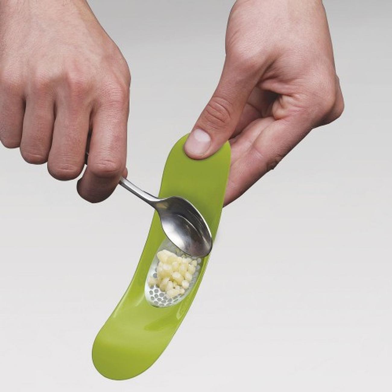 joseph-joseph-rocking-garlic-crusher-green - Joseph Joseph Rocker Garlic Crusher Green