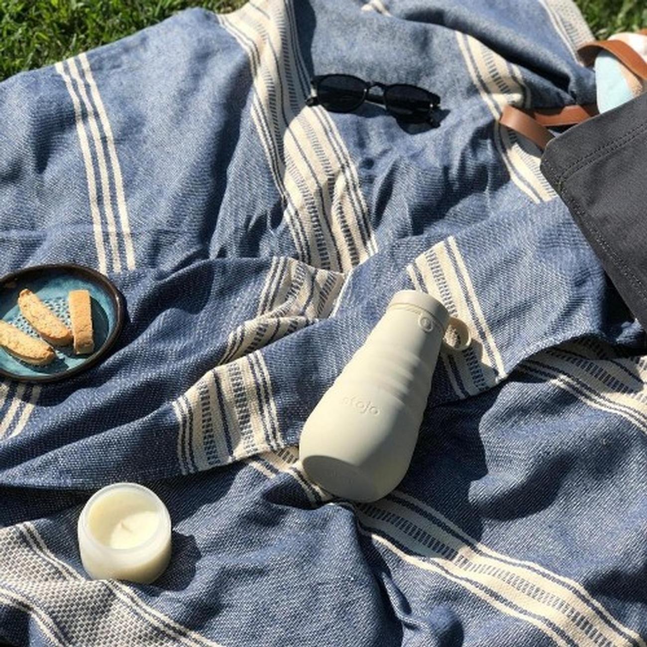 stojo-collapsible-bottle-cashmere-590ml - Stojo Collapsible Bottle 20oz Cashmere