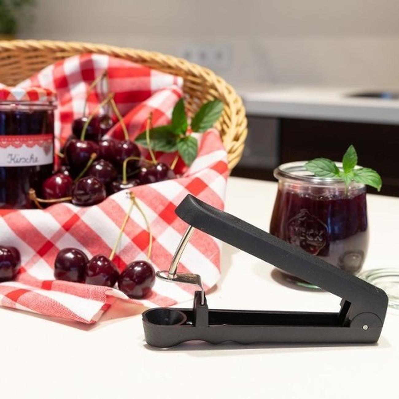 westmark-cherry-pitter-kernetto - Westmark Cherry Stoner Kernetto