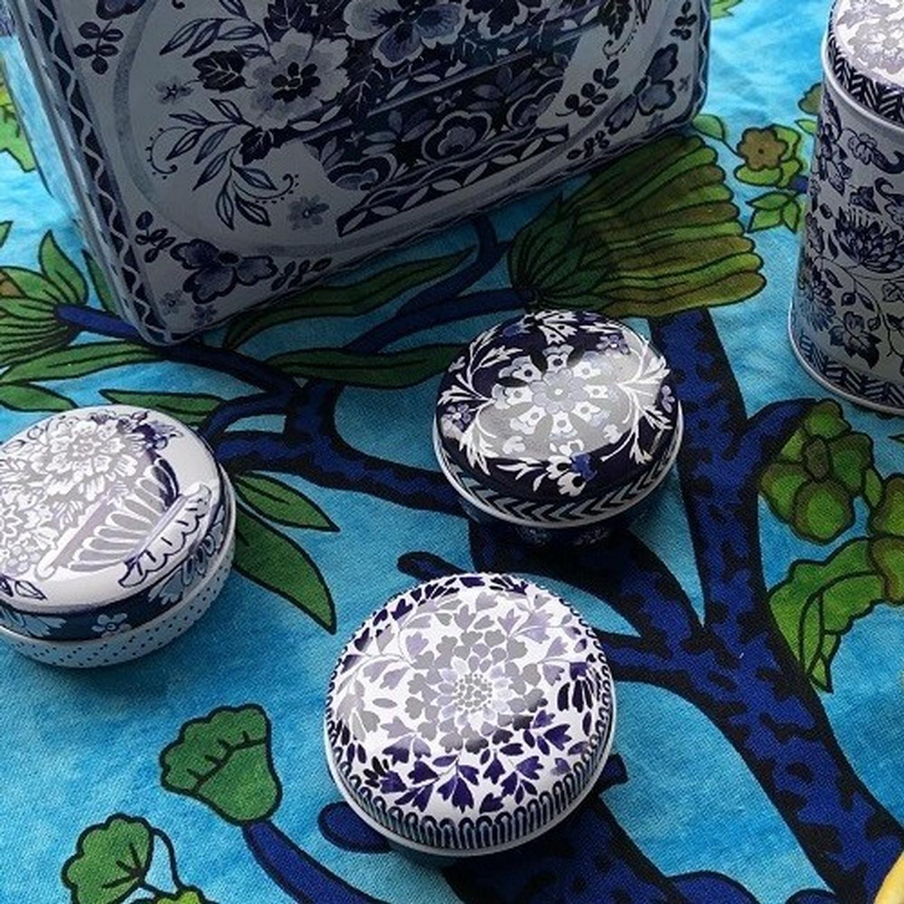 claire-winteringham-blue-white-small-round-trinket-box - Claire Winteringham Blue & White Mini Round Trinket Box