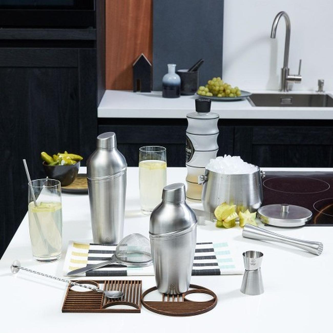 JWJIUEJIU 21oz Cocktail Shaker - Insulated Double Wall, Martini Shak