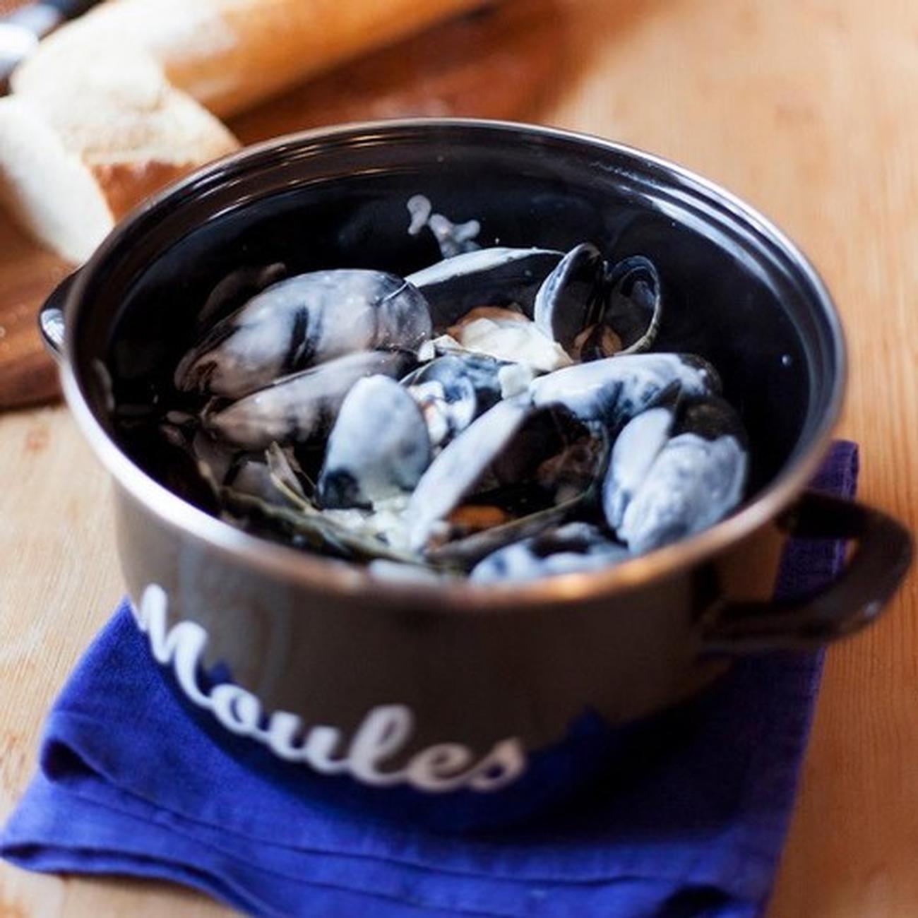 KitchenCraft Mediterranean Enamel Mussel Pot Black Small 12cm