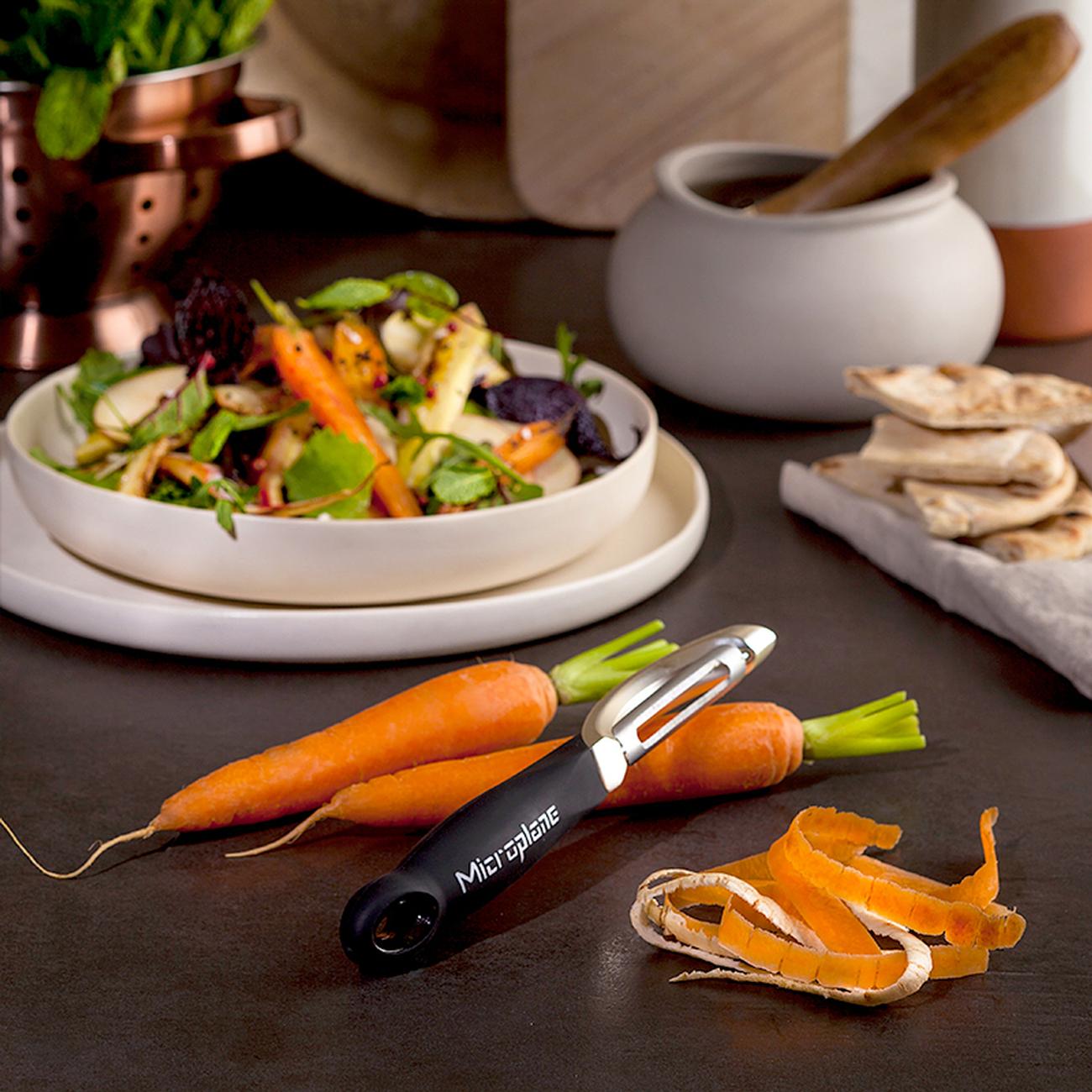 Microplane Stainless Steel Professional Swivel Peeler, Sharp Blade for  Effortless Peeling of Hard Fruits and Vegetables, Kitchen Peeler for Home  Cooks