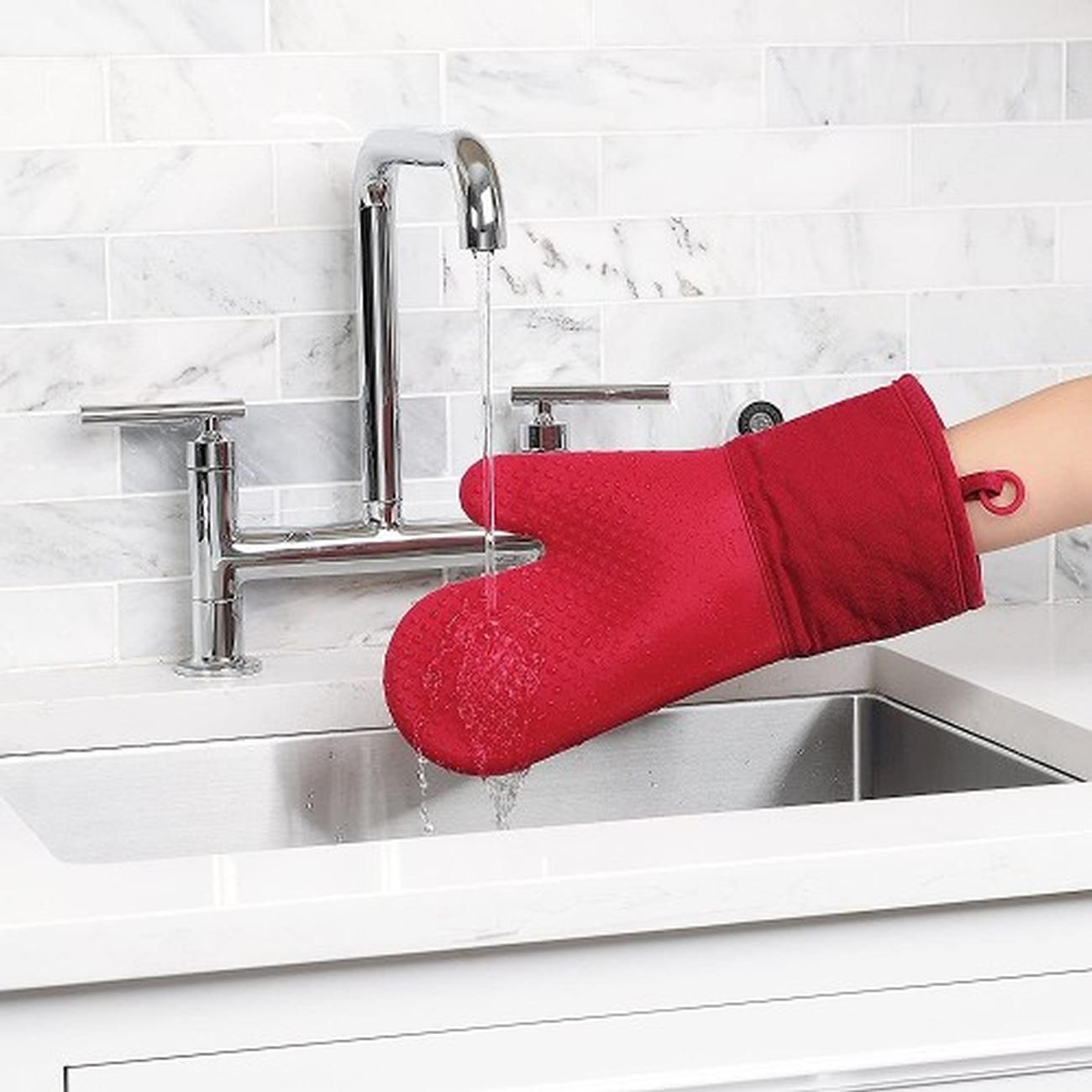 oxo-good-grips-silicone-oven-gauntlet-red - OXO Good Grips Silicone Oven Mitt Red
