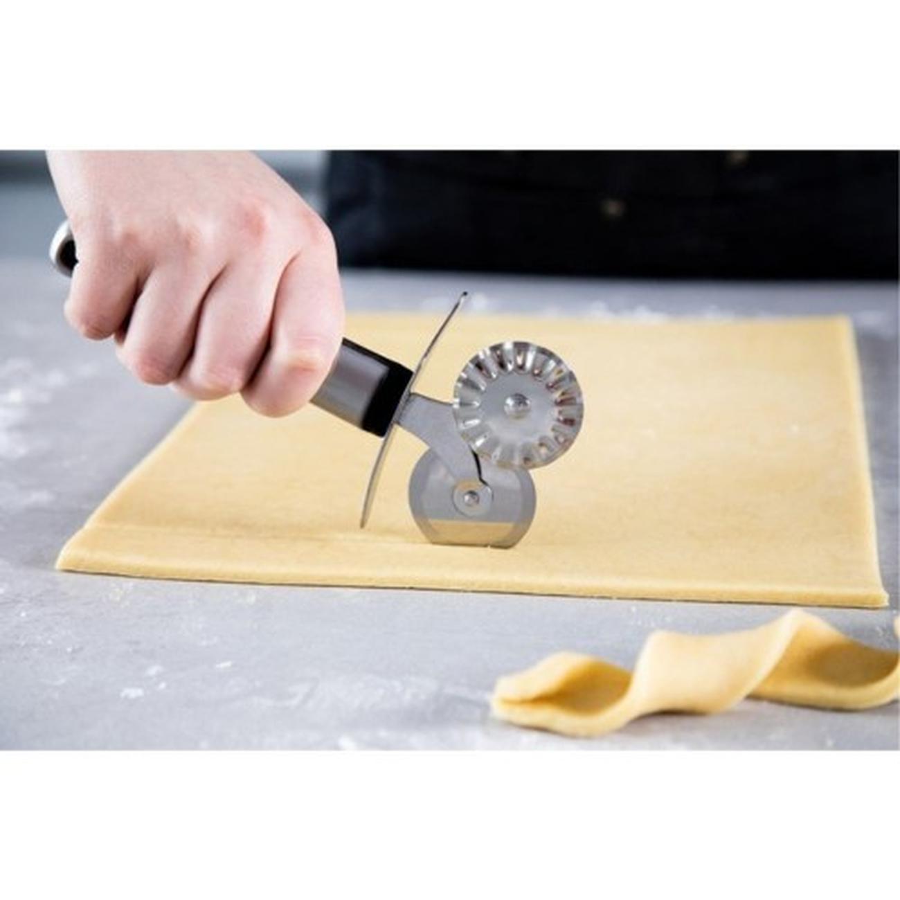 masterclass-soft-grip-stainless-steel-pastry-pasta-wheel - MasterClass Soft Grip Stainless Steel Pastry & Pasta Cutter