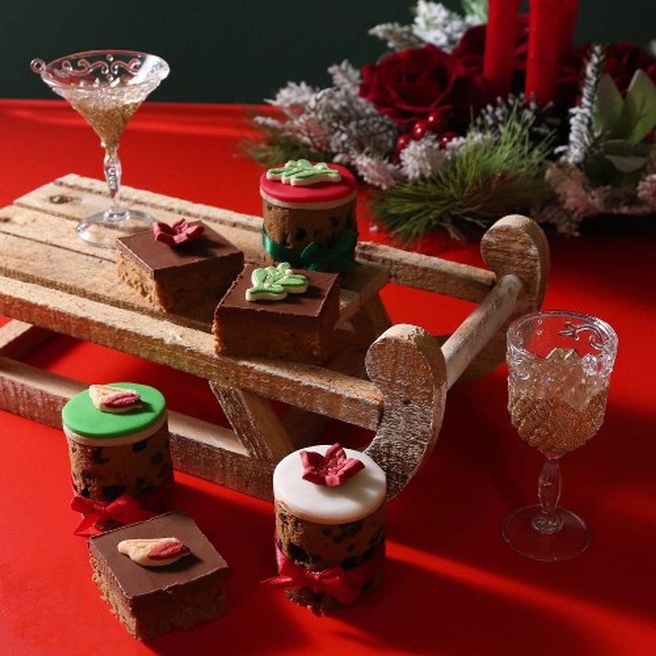 pme-sugar-decs-under-the-mistletoe-pk-12 - PME Under the Mistletoe Christmas Edible Sugar Decorations 