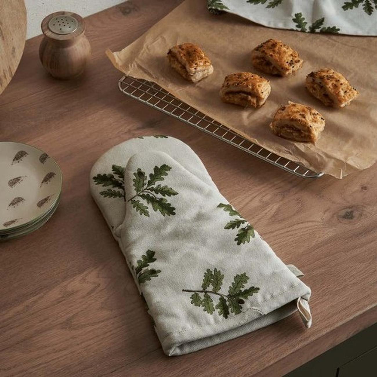sap-acorn-and-oak-leaves-oven-mitt - Sophie Allport Acorn & Oak Leaves Oven Mitt