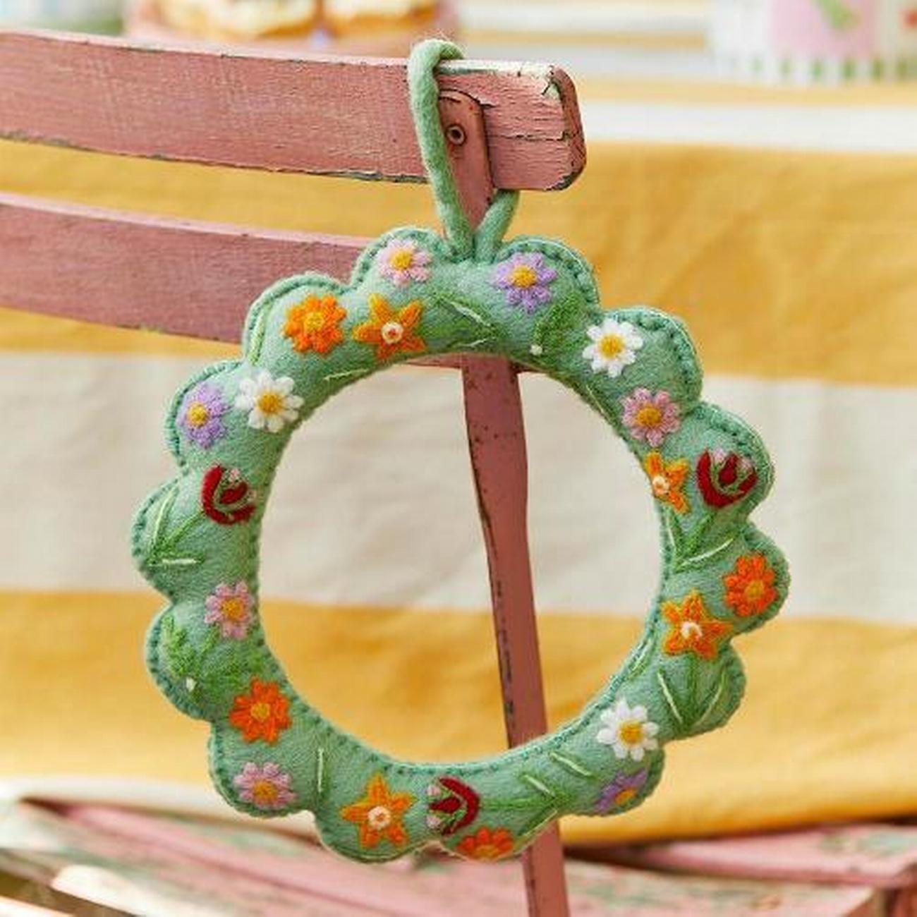talking-tables-floral-felt-hanging-wreath-22cm - Talking Tables Floral Felt Hanging Wreath 22cm